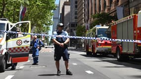 Un policier ferme l'accès à la route non loin du lieu de la prise d'otages à Sydney.