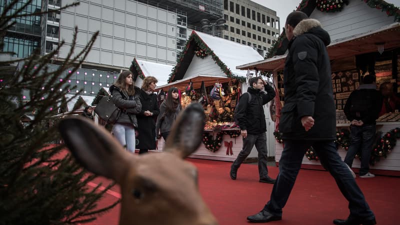 Chalets, raclette, vin chaud: le marché de Noël de La Défense a ouvert ses portes