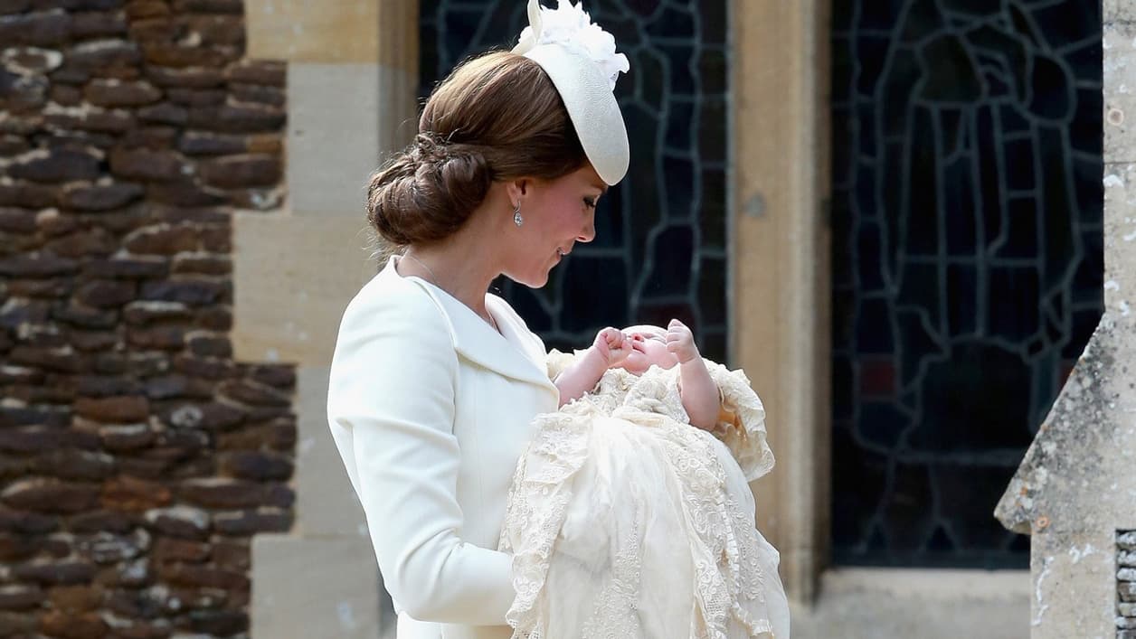 Charlotte dans les bras de sa mère lors de son baptême, le 5 juillet 2015 Charlotte dans les bras de sa mère lors de son baptême, le 5 juillet 2015