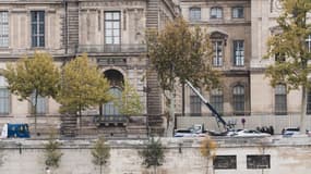 La police scientifique sécurise un monte-charge retrouvé à côté de la fenêtre brisée par des voleurs après le cambriolage et le vol de bijoux inestimables au musée du Louvre à Paris, le 19 octobre 2025.