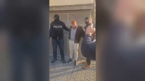 Une image diffusée le 22 février 2025 par la police roumaine présentant l'homme interpellant au centre de l'image comme Mohamed Amra, une fugitif recherché depuis son évasion à la suite de l'attaque mortele d'un fourgon pénitentiaire en mai 2024.