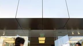 Un Apple store à Santa Monica, en Californie. La police de San Francisco a indiqué vendredi avoir aidé les équipes de sécurité d'Apple à remettre la main sur un "objet perdu", après une semaine de spéculation sur la perte en juillet dans un bar de la nouv