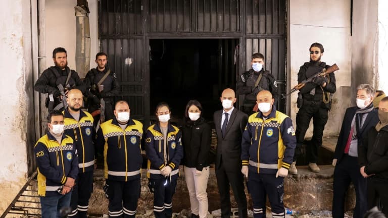 Les chefs de la diplomatie française et allemande, Jean-Noël Barrot, au centre à droite, et Annalena Baerbock, au centre à gauche, dans la prison de Saydnaya, entourés des secouristes syriens, à Damas, en Syrie, le 3 janvier 2025 Les chefs de la diplomatie française et allemande, Jean-Noël Barrot, au centre à droite, et Annalena Baerbock, au centre à gauche, dans la prison de Saydnaya, entourés des secouristes syriens, à Damas, en Syrie, le 3 janvier 2025