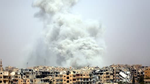 Vue sur Raqa, en Syrie, après une frappe de la coalition, le 28 juillet 2017