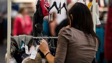 Les Françaises ont acheté pour 12,7 milliards d'euros de vêtements en 2017.