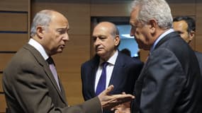 Laurent Fabius, à gauche, lors la réunion extraordinaire convoquée par l'Union européenne ce lundi.