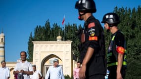 Patrouille chinoise à la sortie de mosquée dans la ville de Kashgar, au Xinjiang.