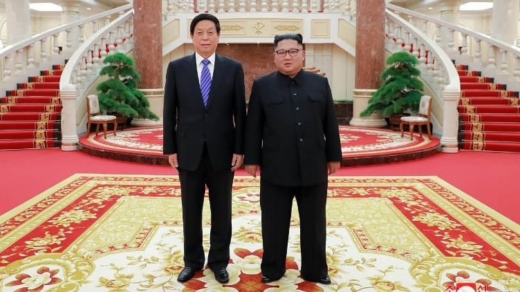 Li Zhanshu et Kim Jong Un