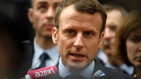 Emmanuel Macron lors d'une visite dans un commissariat parisien, le 13 mars 2017