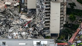 Vue aérienne de l'effondrement d'un immeuble à Surfside, le 24 juin 2021 à Miami Beach, en Floride