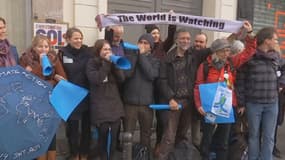 Dix milles personnes forment une chaîne humaine à Paris, pour dénoncer l'urgence climatique.