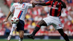 Le Lyonnais Anthony Réveillère (à gauche)