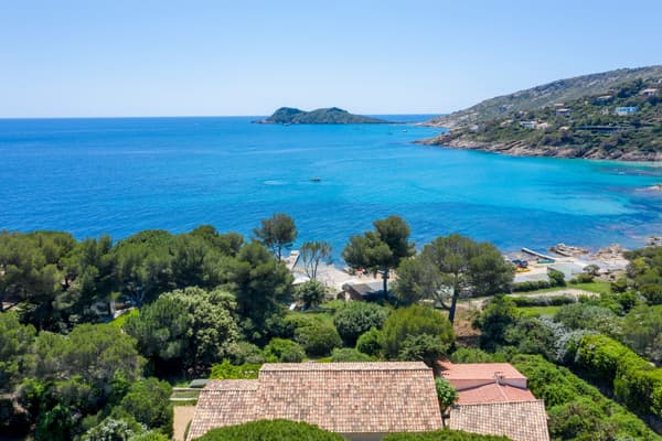 Le réseau spécialisé dans le l'immobilier de luxe a récemment vendu cette maison les pieds dans l'eau à Ramatuelle pour un budget compris entre 10 et 15 millions d'euros. Le réseau spécialisé dans le l'immobilier de luxe a récemment vendu cette maison les pieds dans l'eau à Ramatuelle pour un budget compris entre 10 et 15 millions d'euros.
