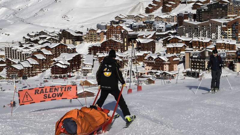 Le personnel d'urgence de la patrouille de ski évacue un skieur blessé à la station de ski de Val Thorens. (photo d'illustration)