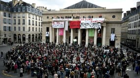 Des musiciens donnent un concert classique devant le théâtre de l'Odéon occupé à Paris, le 27 mars 2021