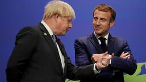 Le Premier ministre britannique Boris Johnson acceuille le président Emmanuel Macron à son arrivée à la COP26 de Glasgow, en Ecosse, le 1er novembre 2021