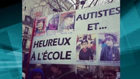 Des familles de personnes autistes samedi, lors d'une manifestation à Paris.