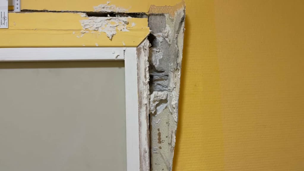 Une chambranle de porte au 25, rue du Moulin Vert, dans le 14e arrondissement de Paris