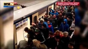 Moscou: Des passagers sauvent une femme coincée entre le métro et le quai