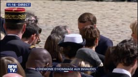Hommage rendu aux soldats morts au Burkina Faso: les cercueils entrent dans la cour des Invalides