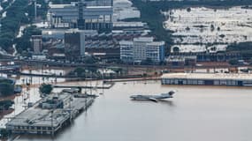 Cette photo diffusée par la présidence brésilienne montre une vue aérienne d'un avion dans l'aéroport inondé de Porto Alegre, au Brésil, prise le 5 mai 2024.