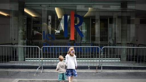 Deux enfants regardent le siège du Parti des Républicains, ex-UMP, à Paris le 31 mai 2015