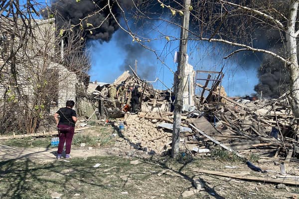 Des secouristes travaillent sur le site d'une attaque au missile qui a tué un enfant et deux femmes à Lyptsi, dans la région de Kharkiv, le 10 avril 2024.