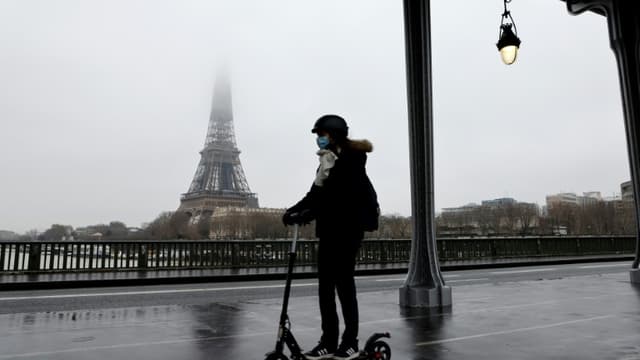 Une femme sur une trottinette, le 27 janvier 2021 à Paris