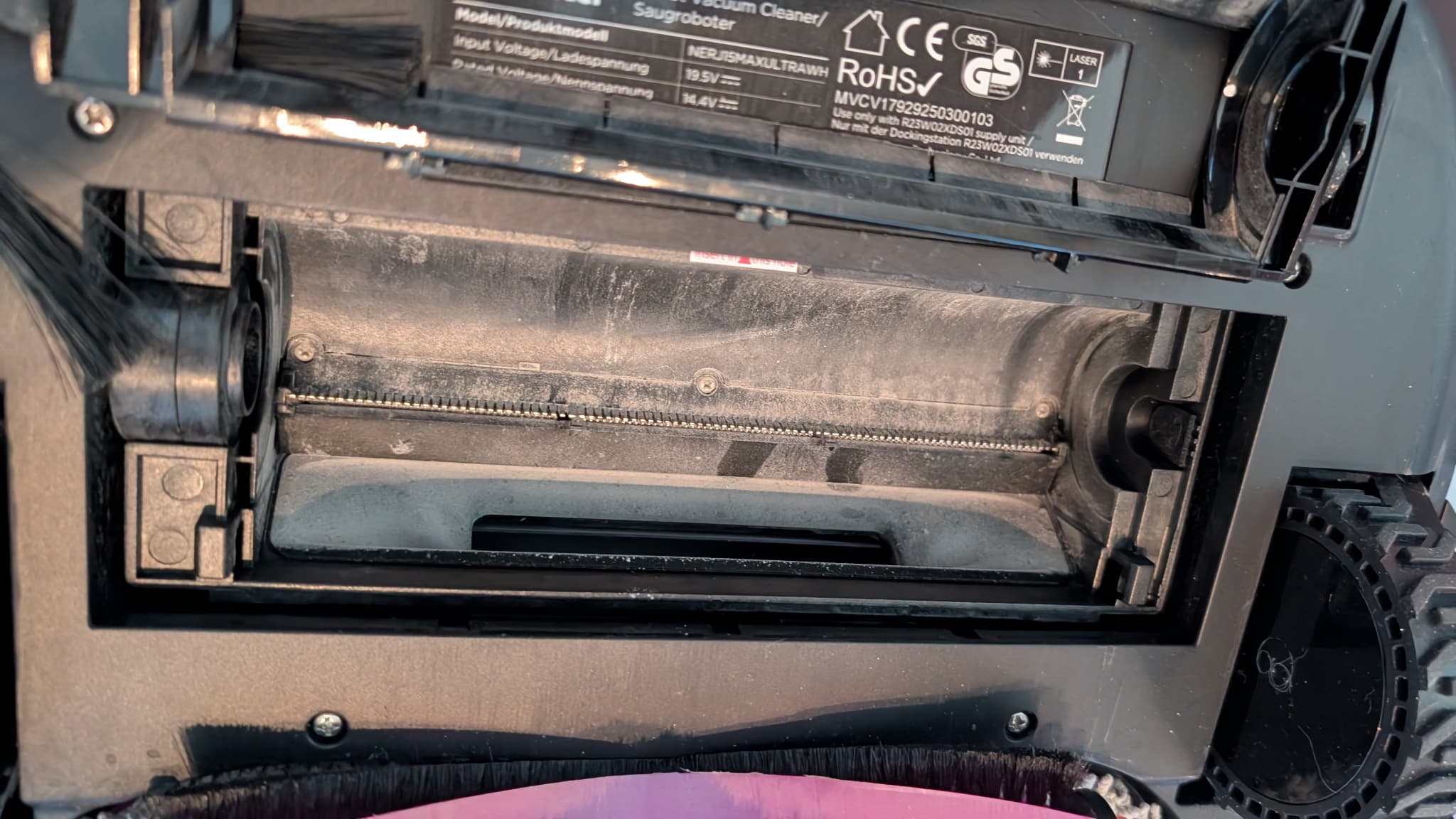 Situé sous la brosse, le racloir FlexiRazor évite aux poils de s'emmêler. Situé sous la brosse, le racloir FlexiRazor évite aux poils de s'emmêler.