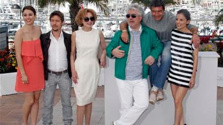 Pedro Almodovar (au centre), avec les acteurs de "La Piel que habito" Blanca Suarez, Jan Cornet, Marisa Paredes, Antonio Banderas et Elena Anaya (de gauche à droite). Avec cette variation sur les mythes de Prométhée et de Frankenstein, un thriller qui sce