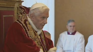 Les rumeurs vont bon train sur les raisons de la démission de Benoît XVI. Le porte-parole du Vatican les dément fermement.