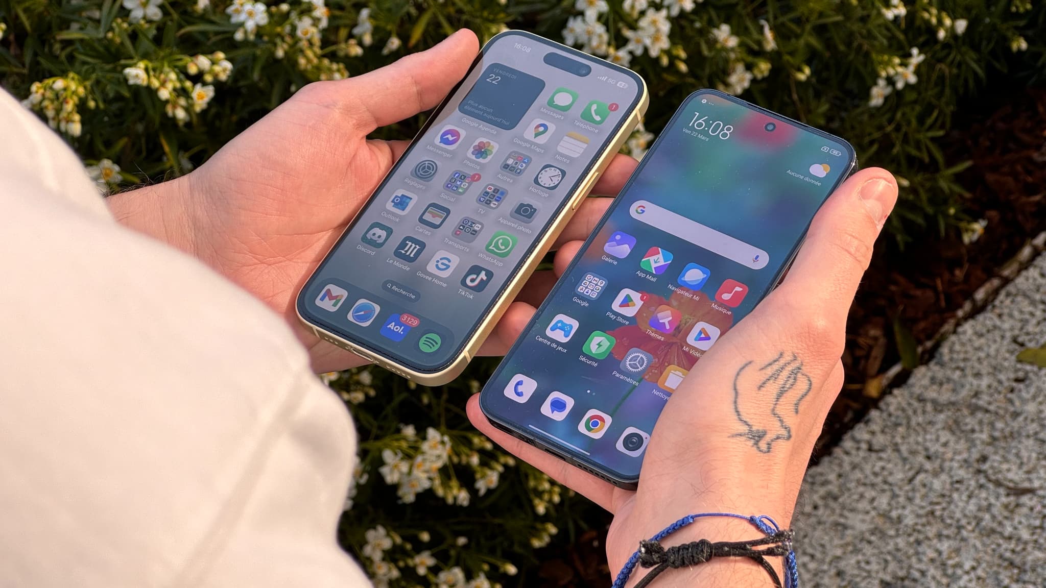 L'iPhone 15 (à gauche), le Xiaomi 14 (à droite)