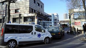 Ambulance devant un hôpital parisien