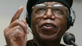 Le romancier et poète nigérian Chinua Achebe, considéré comme l'un des pères de la littérature africaine moderne, est décédé à l'âge de 82 ans. /Photo d'archives/REUTERS/Ralph Orlowski