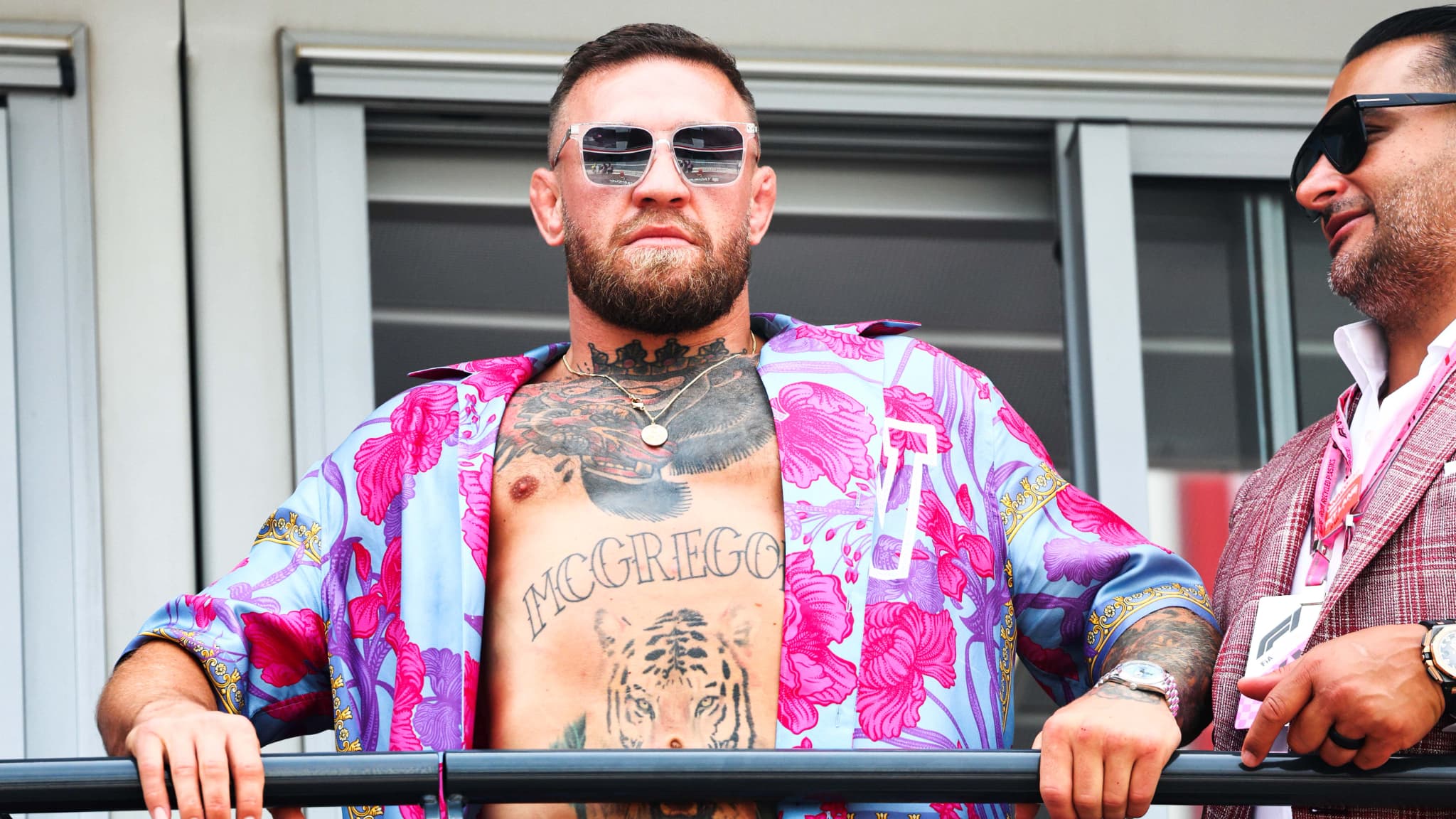 https://images.bfmtv.com/WvAQvHUH7nhEIe2ENg8LZ6kdsqA=/0x0:2048x1152/images/Conor-McGregor-au-GP-de-Monaco-le-28-mai-2022-2188174.jpg
