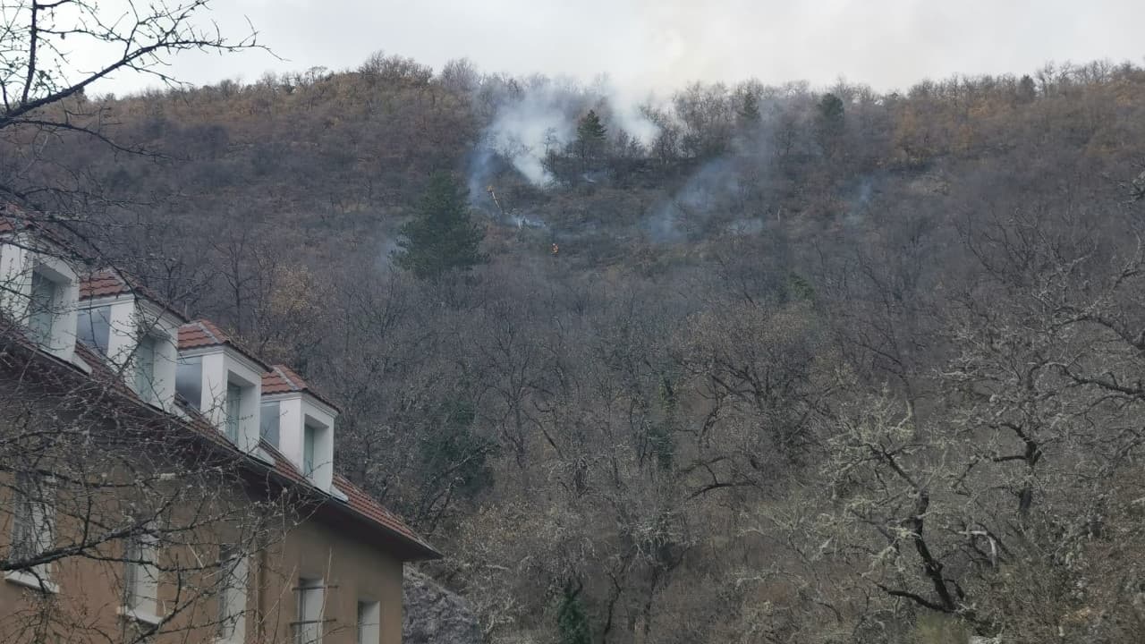 Le feu se situe au niveau de la RD20, à Dignes-les-Bains.