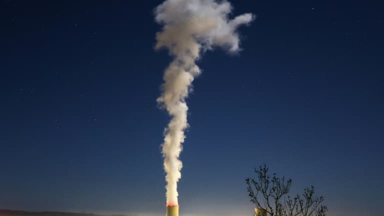 La centrale nucléaire EDF de Golfech de nuit à Dunes, dans le sud-ouest de la France, le 3 janvier 2023. Illustration