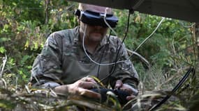 Un soldat ukrainien pilotant à distance un drone.