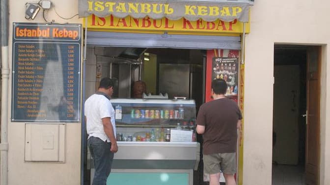 Un commerce de Kebab du centre-ville d'Avignon (Vaucluse). Selon certains commerçants, la taxe-trottoirs imposée par la mairie vise à faire partir des murs de cité papale un certain type de clientèle.