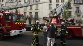 Le 6 juin 2016, les pompiers viennent en aide à une personne âgée évacuée, à la suite d'un incendie mortel s'étant déclenché dans un immeuble de Saint-Denis. (Photo d'illustration)