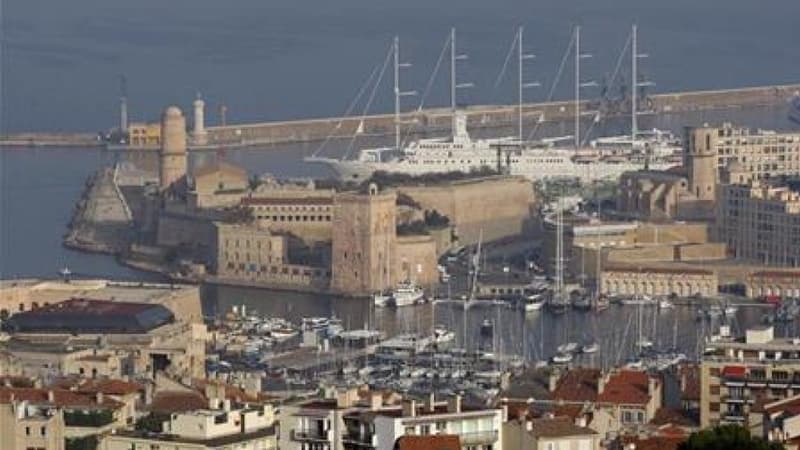 Le capitaine n'aurait pas respecté les règles anti-pollution atmosphérique dans le port de Marseille.