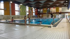 La piscine Tronchet à Lyon est ouverte pour la première fois l'été en 2023 car elle nécessite moins de maîtres-nageurs que d'autres établissements. 