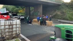 Des agriculteurs bloquant l'A25 entre Météren et Herzeele (Nord) le mardi 20 mai 2025.