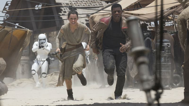 Daisy Ridley et John Boyega dans "Star Wars VII: le Réveil de la Force"