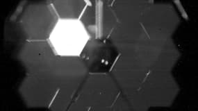 Le selfie pris dans l'espace par le télescope James Webb, sur lequel on peut voir les 18 segments de son miroir principal, sur une image publiée par la Nasa