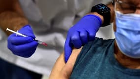 Une personne se fait vacciner contre le Covid (photo d'illustration)