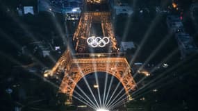La tour Eiffel illuminée pendant la cérémonie d'ouverture des Jeux Olympiques de Paris 2024, le 26 juillet 2024.
