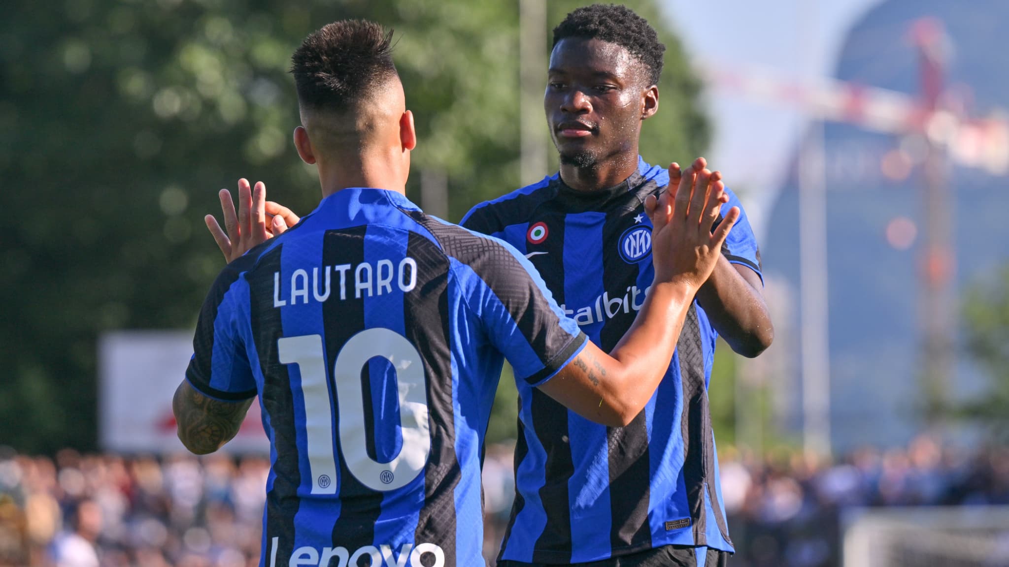Lucien Agoumé avec Lautaro Martinez sous le maillot de l'Inter Milan, le 12 juillet 2022 Lucien Agoumé avec Lautaro Martinez sous le maillot de l'Inter Milan, le 12 juillet 2022