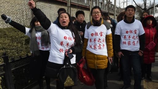 Des manifestants après l'annonce de l'escroquerie, le 4 février 2016