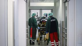 Des médecins transportent un patient atteint du Covid dabs l'hopital universitaire d'Essen, dans l'Ouest de l'Allemagne, le 22 mars 2021. 